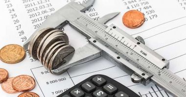 Stire din Economie : FMI estimează un deficit bugetar de 6% în acest an. Taxa pe cifra de afaceri impusă marilor companii, incertă