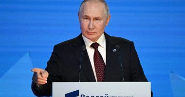 Vladimir Putin afirmă că evită summiturile internaţionale pentru a nu provoca probleme