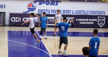 Stire din Sport : Festivalul golurilor pe semicerc! Victorii pe linie pentru handbaliştii-juniori constănţeni