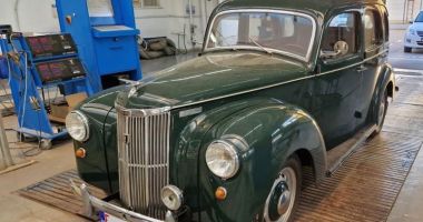 Stire din Economie : Piesă de colecţie! Ford Perfect din 1949, inspectat de specialiştii Registrului Auto Român