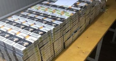 Stire din Eveniment : 30.000 bucăţi ţigarete, reţinute de inspectorii vamali. Marfa era ascunsă sub vagonul unui tren