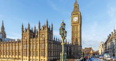 Stire din Actualitate : Guvernul britanic anunţă că va „strânge şurubul” în problema imigraţiei legale