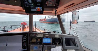Stire din Economie : Intervenţie ARSVOM: Navigator rănit pe petrolierul „YM Earth”, transportat la ţărm de SAR „Artemis”