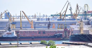 Stire din Economie : Trafic record! Cel mai mare volum de mărfuri operat în portul Constanţa, în anul 2023