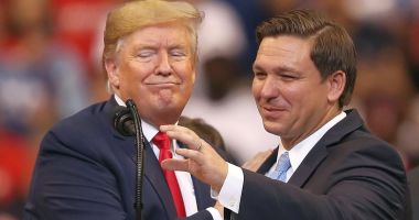 Stire din Actualitate : Ron DeSantis abandonează cursa pentru Casa Albă şi îl va susţine pe Donald Trump