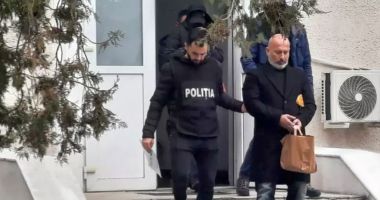 Stire din Eveniment : Ferma Dacilor: Tribunalul Prahova decide asupra cererii lui Cornel Dinicu de a putea lua legătura cu fiul său şi cu concubina