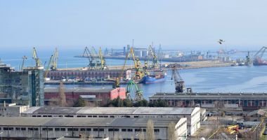 Stire din Economie : Scump, domnule, scump! Competitivitatea Portului Constanţa riscă să fie afectată de numeroasele tarife
