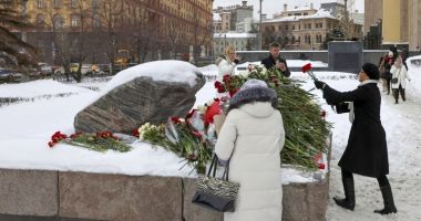 Ambasadoarea americană la Moscova a vizitat un memorial improvizat pentru disidentul Aleksei Navalnîi