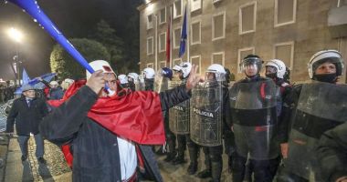 Stire din Actualitate : Albania: Mii de activişti ai opoziţiei solicită demisia premierului Rama
