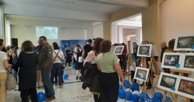 Stire din Social : GALERIE FOTO / De Ziua Mondială a Conștientizării Autismului, Muzeul de Artă găzduiește o expoziție specifică