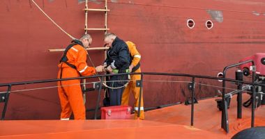 Stire din Economie : Misiune ARSVOM: SAR „Artemis” a preluat un navigator cu probleme medicale de pe petrolierul „RAVA”
