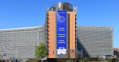 Comisia Europeană renunţă la procedura judiciară împotriva Poloniei privind statul de drept