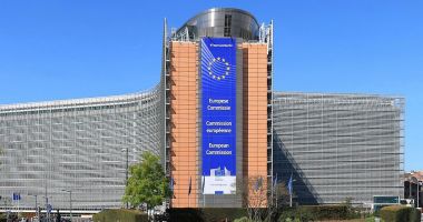 Stire din Actualitate : Comisia Europeană renunţă la procedura judiciară împotriva Poloniei privind statul de drept