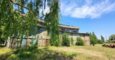 Bălării, ruginituri, clădiri abandonate. Remiza CFR Palas Constanţa, pe "valea plângerii" - 6
