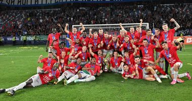 Stire din Sport : FCSB a cucerit Supercupa României, după 3-0 cu Corvinul Hunedoara