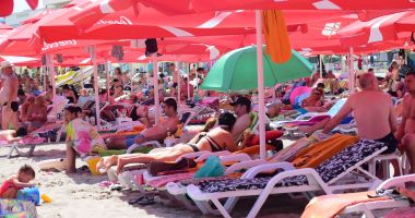 Litoralul românesc, în suferinţă! Preţuri mari, servicii de slabă calitate, manele şi gunoaie - 2