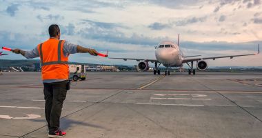 Stire din Economie : Bursă, transport aerian de mărfuri, cost forţă de muncă. INFO economic