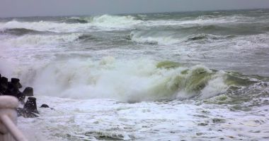 Stire din Social : Cod galben de vânt la Constanța. Temperaturile maxime se vor încadra între 23 și 27 de grade Celsius