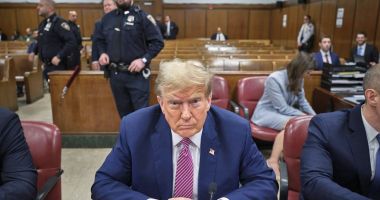 Stire din Actualitate : Donald Trump salută amânarea anunţării sentinţei sale şi consideră că dosarul ar trebui clasat