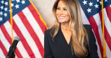 Stire din Actualitate : Alegeri în SUA. Melania Trump denunţă încercările de a-i reduce la tăcere soţul