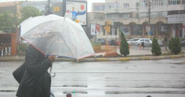 Stire din Social : Cod galben de ploi şi vânt în zone din Dobrogea, Moldova, centrul şi estul Munteniei, până marţi dimineaţa