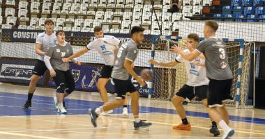 Stire din Sport : Schimbul de mâine, asigurat! Handbaliştii juniori constănţeni şi-au "mitraliat" adversarii