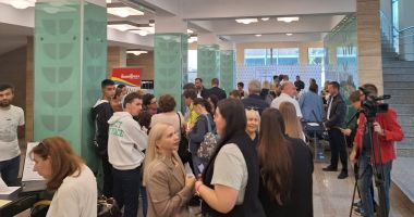 Stire din Social : Bursa locurilor de muncă pentru absolvenţi, la Constanța. Tinerii au venit în căutarea unui job