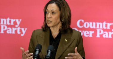 Stire din Actualitate : Kamala Harris îl acuză pe Donald Trump că îşi ascunde raportul medical
