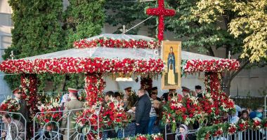 Stire din Actualitate : Oameni politici, prezenţi la slujba Sfintei Liturghii de Sf. Parascheva de la Iaşi