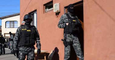 Stire din Eveniment : Percheziţii domiciliare la persoane acuzate de violenţe, influenţarea declaraţiilor şi distrugere