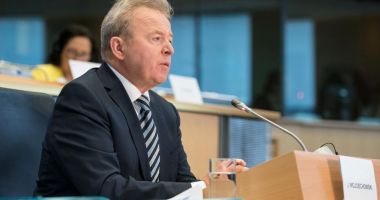 Stire din Economie : Comisarul european pentru agricultură, Janusz Wojciechowski, vine miercuri în România