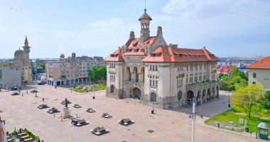 Stire din Social : Pregătiri pentru sărbători. Se montează beculețele de Crăciun în piața Ovidiu