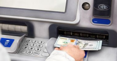 DIICOT: Percheziţii la falsificatori de bani, acuzaţi că au introdus în bancomate 400.000 de dolari falşi