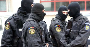 Stire din Eveniment : Poliţia: Razie de amploare şi percheziţii într-un dosar de corupere sexuală a minorilor