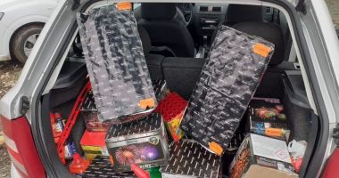 Stire din Eveniment : Artificiile se vând la portbagaj, pe stradă. Polițiștii locali anunță intensificarea controalelor