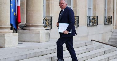 Stire din Actualitate : Două treimi din francezi, nemulţumiţi de desemnarea lui Francois Bayrou în funcţia de premier