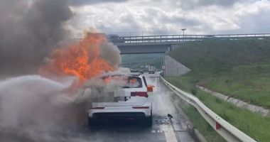 Stire din Eveniment : Incendiu pe A2, spre Constanța! O mașină a luat foc în mers