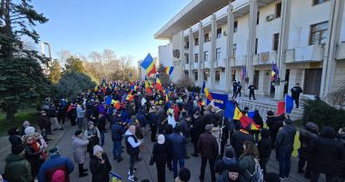 UPDATE Protest în fața Prefecturii. „Vrem alegeri libere și o democrație funcțională!” - 4