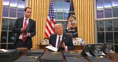Avalanşă de ordine prezidenţiale semnate de Donald Trump. „Putin distruge Rusia!”