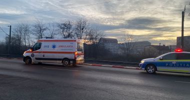 Stire din Eveniment : La un pas de dezastru! Un bărbat s-a speriat de tren și a căzut în apropierea liniilor de cale ferată, în Poarta 6