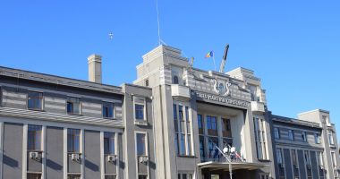 Stire din Economie : Administraţia Porturilor Maritime, sumă uriaşă de plătit în contul „taxei pe stâlp”. Acţionarii, convocaţi în Adunare Generală