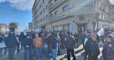 Stire din Economie : A început protestul muncitorilor de la Şantierul Naval Damen 2 Mai Mangalia. „Nimeni nu ne răspunde la întrebări!”