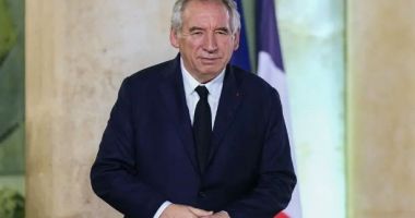 Stire din Actualitate : Premierul francez, criticat de partidele care-l susţin, după o declaraţie anti-imigraţie
