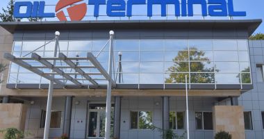 Stire din Economie : Muncitorii de la Oil Terminal se pregătesc de grevă. "Cu laude nu poţi plăti ratele la bănci!"