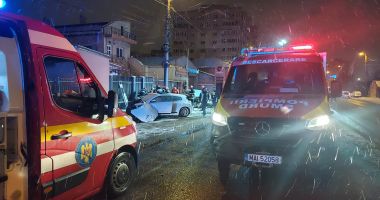 Stire din Eveniment : Câtă inconștiență! Accident rutier provocat de un minor de 15 ani, care s-a urcat la volan