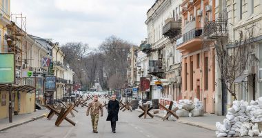 Stire din Actualitate : O parte din oraşul-port Odessa a rămas fără căldură şi curent electric după un atac rus
