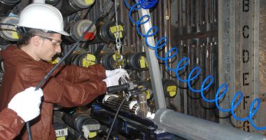 Stire din Economie : 18 ani de la prima încărcare a reactorului Unităţii 2 de la Cernavodă cu combustibil nuclear
