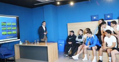 Stire din Sport : Curs de arbitraj susţinut de Claudiu Marcu la stadionul „Central” al Academiei Hagi