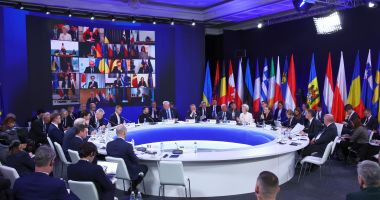 Stire din Actualitate : Comisia Europeană amână din nou anunţarea planului de eliminare a dependenţei faţă de energia rusească