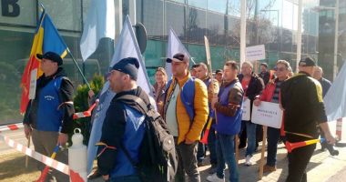 A început protestul muncitorilor de la Şantierul Naval Damen Mangalia, în faţa Ambasadei Ţărilor de Jos - 3
